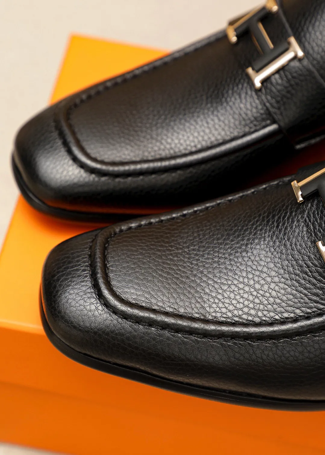Men's shoes 💰460 💐 Product trademark: HERMES "Hermès" casual leather shoes Regular size: 38-44 (45.46🉑️customized) Product materials: Selected imported first-layer pebbled calfskin upper + luxury hardware buckle, imported water-dyed 🐂 cowhide lining. Strong three-dimensional visual effect, combined outsole Color: 2⃣️seed leather materials optional